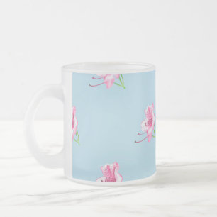 Blaue Tasse mit rosa Lilien