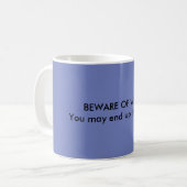 Blaue Tasse mit Schrifttext (Vorderseite Links)