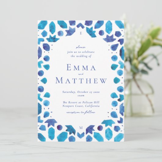 Blaue Tile-Mittelmeer-Hochzeit Einladung (Stehend Vorderseite)