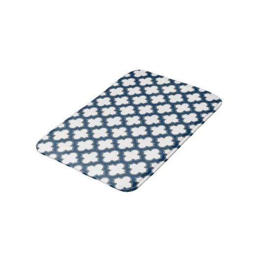 Blaue Trellis, Gitter, Quatrefolie Badematte (Schrägansicht)