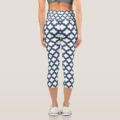 Blaue Trellis, Gitter, Quatrefolie Capri Leggings (Rückseite)