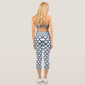 Blaue Trellis, Gitter, Quatrefolie Capri Leggings (Rückseite)