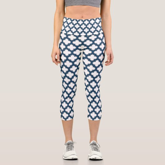 Blaue Trellis, Gitter, Quatrefolie Capri Leggings (Vorderseite)