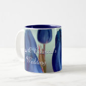 Blaue Tulips Zweifarbige Tasse (Vorderseite Links)