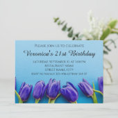 Blaue Tulpen auf blauem Hintergrund Einladung (Stehend Vorderseite)