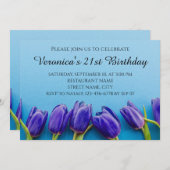 Blaue Tulpen auf blauem Hintergrund Einladung (Vorne/Hinten)