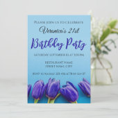 Blaue Tulpen auf blauem Hintergrund Einladung (Stehend Vorderseite)