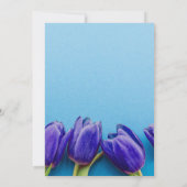 Blaue Tulpen auf blauem Hintergrund Einladung (Rückseite)