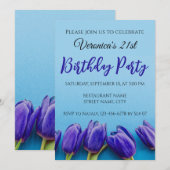 Blaue Tulpen auf blauem Hintergrund Einladung (Vorne/Hinten)