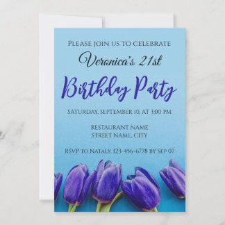 Blaue Tulpen auf blauem Hintergrund Einladung