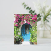 Blaue Tür gerahmt mit schönen Bougainvillea Postkarte (Stehend Vorderseite)