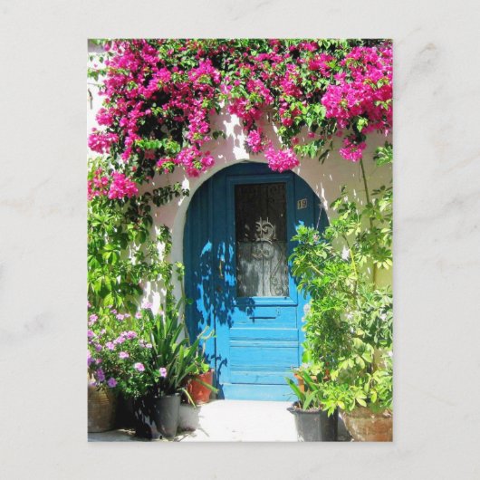 Blaue Tür gerahmt mit schönen Bougainvillea Postkarte (Vorderseite)
