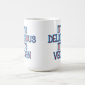 Blaue Typografie Es ist köstlich, es ist Vegan Kaffeetasse (Mittel)