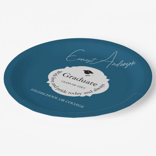 Blaue Typografie Moderne Elegante Graduate Abschlu Pappteller (Schrägansicht)