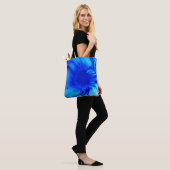 Blaue und aquamarine abstrakte Malerei Tasche (Am Model)