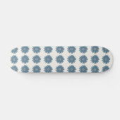 Blaue und cremefarbene Margerite Skateboard (Horizontal)