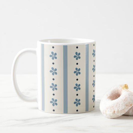 Blaue und cremefarbene Streifen und Blumen Kaffeetasse (Mit Donut)