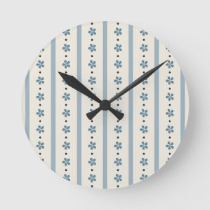 Blaue und cremefarbene Streifen und Blumen Runde Wanduhr