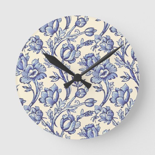 Blaue und cremefarbene Tulips Toile Französische L Runde Wanduhr (Vorderseite)