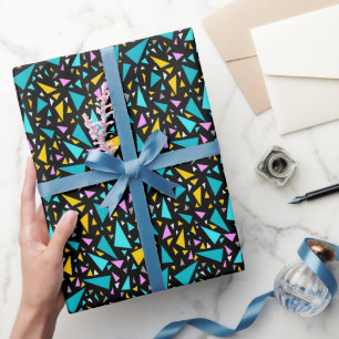 Blaue und gelbe Dreiecke auf schwarzem Hintergrund Geschenkpapier