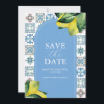 Blaue und gelbe Lemon Amalfi Hochzeitsankündigunge Save The Date<br><div class="desc">Stellen Sie sich die Romantik Italiens vor, die in unseren exquisiten Ankündigungen zur Hochzeit in Urlaubsort eingefangen wurde, mit einem bezaubernden Bogen von Aquarelllemonen und Amalfi inspirierten Fliesenmustern geschmückt. Der Reiz Italiens findet sich auch auf der Rückseite wieder, wo sich ein faszinierendes Kachelmuster in Blau- und Rosttönen entfaltet. Personalisieren Sie...</div>