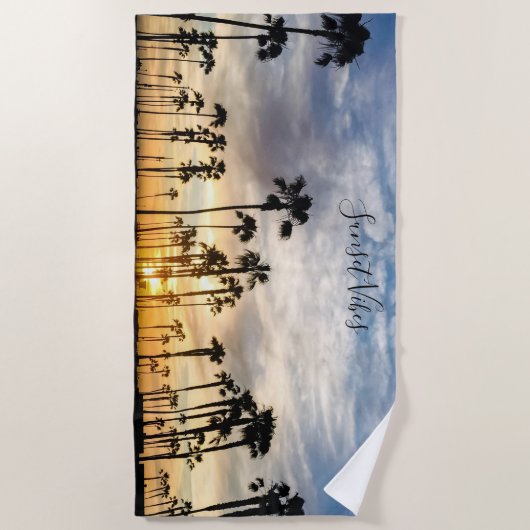 Blaue und gelbe Wolkendecke Palmen Sonnenuntergang Strandtuch (Vorderseite)