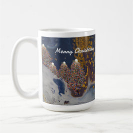 Blaue und goldene Weihnachtsbäume in der nächtlich Kaffeetasse