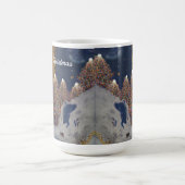 Blaue und goldene Weihnachtsbäume in der nächtlich Kaffeetasse (Mittel)