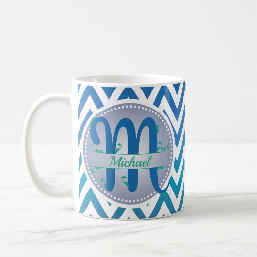 Blaue und grüne Ombre-Chevron-Muster-Monogramm Kaffeetasse (Links)