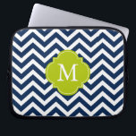 Blaue und grüne Zigzags-Muster Laptopschutzhülle<br><div class="desc">Moderne und schicke Zickzack Streifen und Quatrefolien Monogramm-Design.</div>