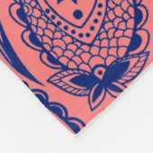 Blaue und korallenrote Paisley Fleecedecke (Ecke)