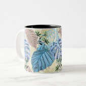 Blaue und lila tropische Blätter. Zweifarbige Tasse (Vorderseite Links)