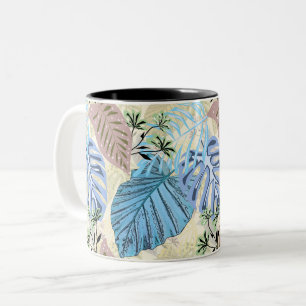 Blaue und lila tropische Blätter. Zweifarbige Tasse