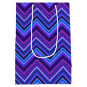 Blaue und lila Zickzackstreifen Mittlere Geschenktüte (Rückseite)