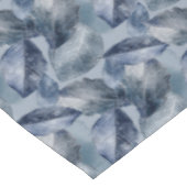 Blaue und Navy-Blätter nur auf blauem Hintergrund Tischdecke (Schrägansicht)