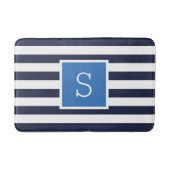 Blaue und Navy gestreifte Monogramm Badematte (Vorderseite)