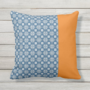 Blaue und orangefarbene Kissen im Freien
