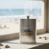 Blaue und orangefarbene Krabbe am Strand Flachmann