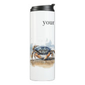 Blaue und orangefarbene Krabbe am Strand Thermosbecher (Nach links gedreht)