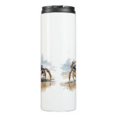 Blaue und orangefarbene Krabbe am Strand Thermosbecher (Rückseite)