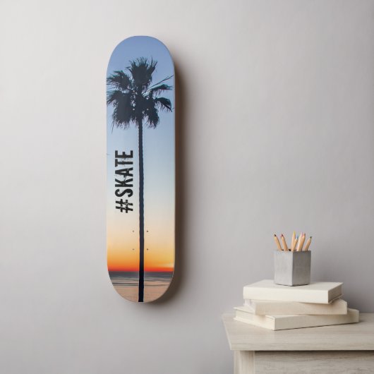 Blaue und orangefarbene Palmen Silhouette Skateboard (Wandkunst)