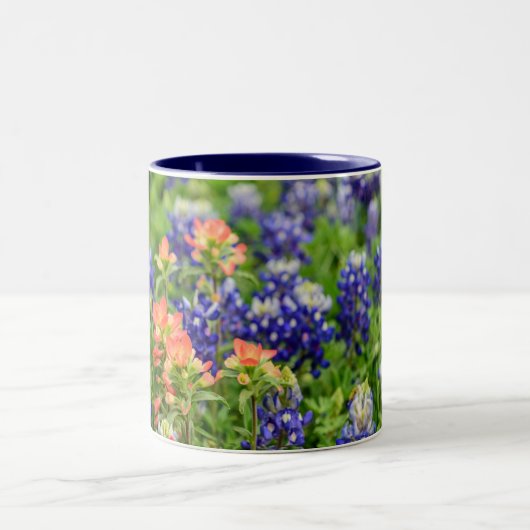 Blaue und rote Bluebonetze und Pinsel für Wildblum Zweifarbige Tasse (Mittel)
