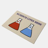 Blaue und rote Herz-Becher-Wissenschaft lebt hier Fußmatte (Schrägansicht)