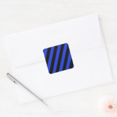 blaue und schwarze diagonale Streifen Quadratischer Aufkleber (Umschlag)