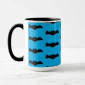 Blaue und schwarze Halloween-Fledermäuse Tasse (Links)