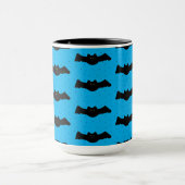 Blaue und schwarze Halloween-Fledermäuse Tasse (Zentrum)