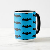 Blaue und schwarze Halloween-Fledermäuse Tasse (VorderseiteRechts)