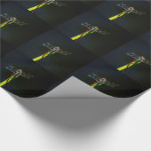 Blaue und schwarze Libelle auf grünem und rotem Gr Geschenkpapier (Ecke)