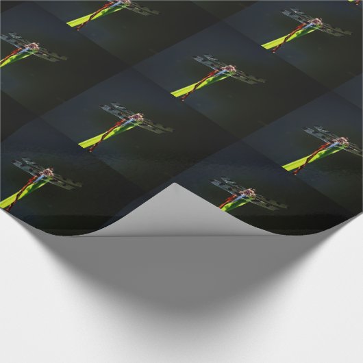 Blaue und schwarze Libelle auf grünem und rotem Gr Geschenkpapier (Ecke)