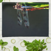 Blaue und schwarze Libelle auf grünem und rotem Gr Küchentuch (Gefaltet)